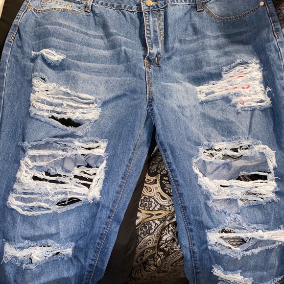 Fashion Nova distressed jeans - Picture 4 of 7